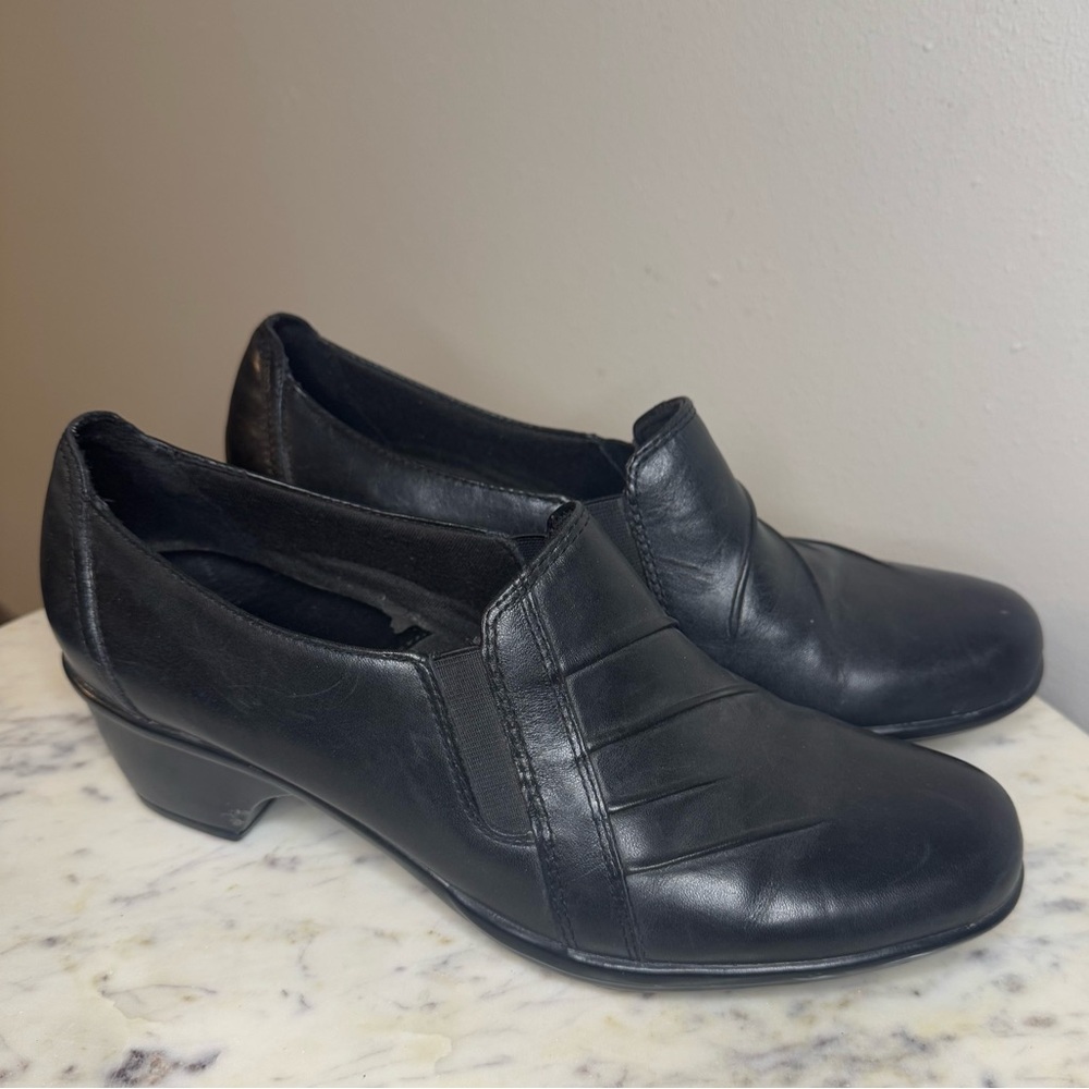 Clarks Shoes Booties Size 8 black Leather
Heels shoes comfort